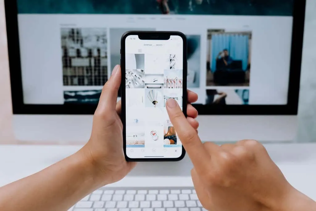 Imágenes de gestión de contenido y diseño digital en dispositivos móviles y ordenador.