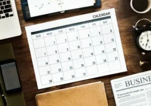 Calendario mensual en papel para organización y planificación de eventos importantes.