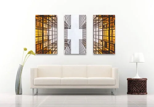 Espejo decorativo moderno con estructura geométrica en tonos cálidos para salas de diseño elegante.