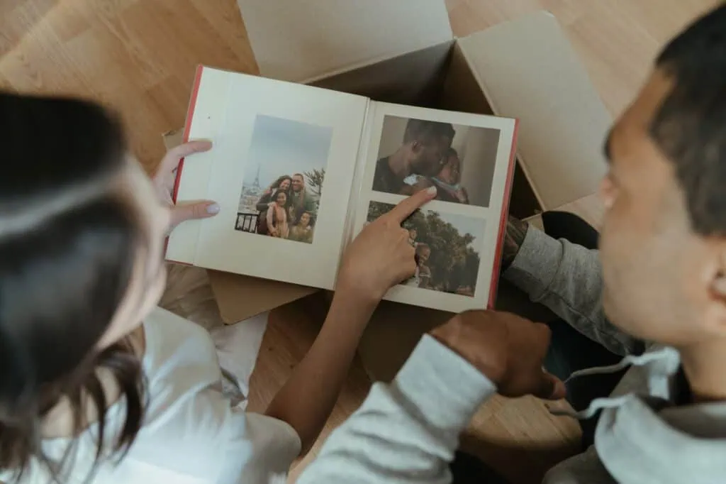Fotos de familias viendo álbumes de fotos personales en el hogar, captura momentos emotivos y recuerdos preciados.