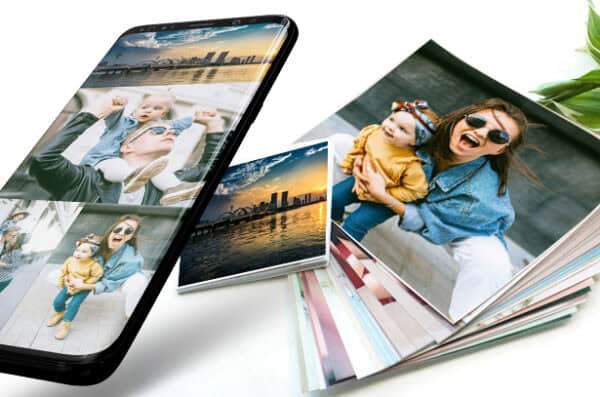 Imágenes de fotos impresas y digitalizadas en un teléfono móvil y álbumes fotográficos.