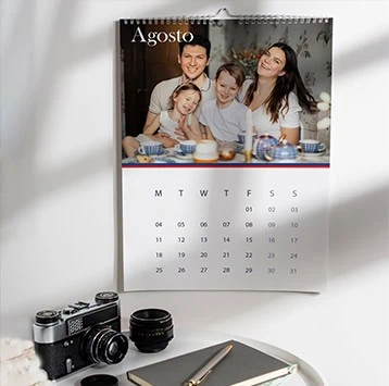 Calendario de agosto con familia sonriendo para impresión personalizada de la empresa Impress.