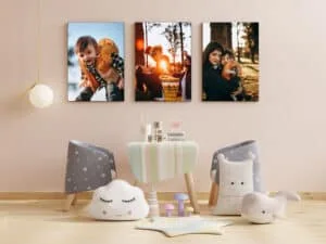 Títol: Decoración infantil moderna con fotos familiares y mobiliario adorable.
