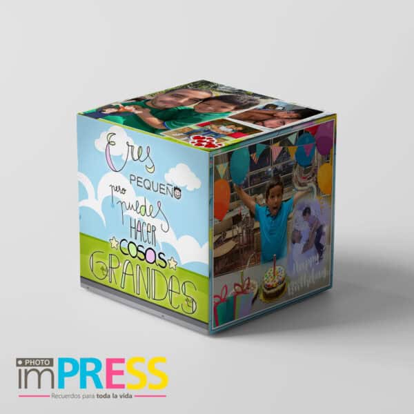 Niña celebrando cumpleaños con decoración colorida en caja personalizada.