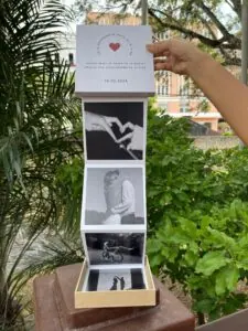 Recuerdo personalizado de aniversario con fotos en blanco y negro y mensaje de amor.