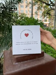 Felicidades en aniversario con mensaje romántico y corazón, celebración amor y gratitud en un entorno natural y urbano.