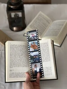 Fotos de recuerdos familiares en formato cinematográfico, en un entorno relajado y natural. Composición interesante con libros, fotos y objetos vintage.