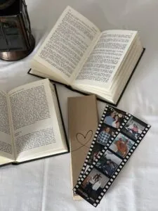 Libros abiertos con fotografías y recuerdos en un entorno decorativo elegante.
