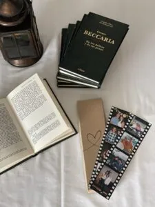 1. Libros de César Beccaria sobre delitos y penas, estilo clásico y académico.