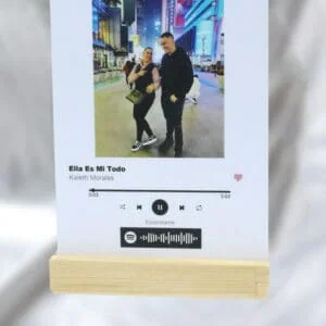 Dispositivo de señalización con imagen de una pareja en Times Square, en Nueva York.