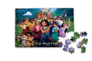 Diversión con rompecabezas de la película "Encanto" de Disney con personajes y paisaje colorido.