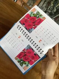 Rosas rojas en calendario con fechas y meses para 2025, diseñado por Impress.