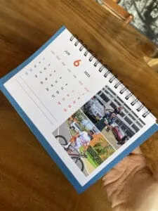 1. Agenda de escritorio 2025 con fotos y calendario de junio en bloque de espiral.