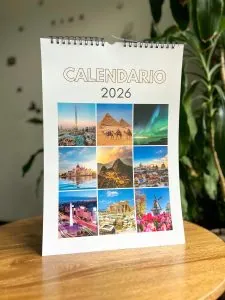 Impresión de calendario 2026 con fotos de destinos turísticos internacionales.