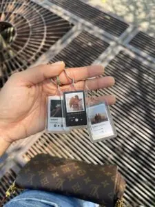 1. Llaveros personalizables con fotos musicales, ideales para recuerdos y campañas de marketing.