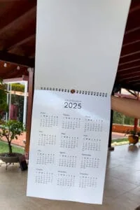 Calendario 2025 de impresión personalizado, ideal para oficinas y planes anuales.