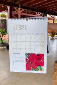 Calendario de Febrero 2025 con flores rojas, ideal para organización y eventos.