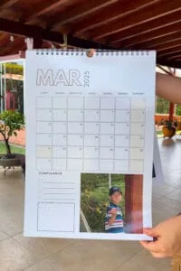 Calendario de marzo 2025 con foto de niño, en ambiente natural y moderno.
