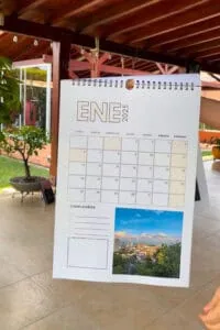 Calendario 2025 en papel para organizar eventos y fechas importantes en enero.