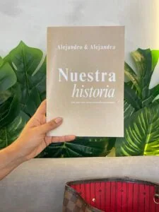 Historias de parejas en libro de bodas, fondo de plantas verdes para decoración.