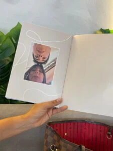 Sonrisa divertida en un selfie en libro de recuerdos.