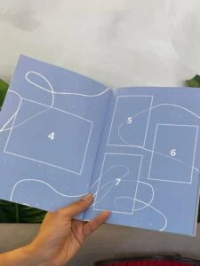 Ad alt de texto: Infografía de diseño gráfico con formas y números en fondo azul con estrellas.