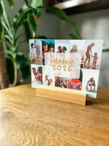 1. Fotografía de calendario 2026 con fotos familiares y playa, diseño personalizado y decorativo.