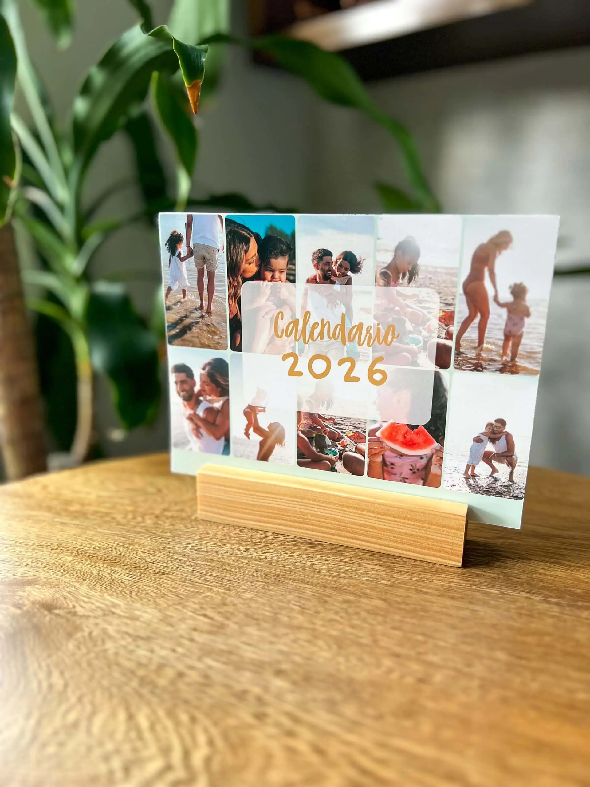 1. Fotografía de calendario 2026 con fotos familiares y playa, diseño personalizado y decorativo.