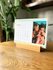 Lámina de calendario personalizado con foto familiar y diseño moderno.