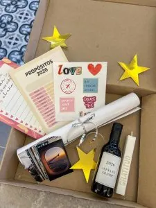 EVA;tarjeta de propósitos 2026, fotos y estrellas doradas en caja de regalo.