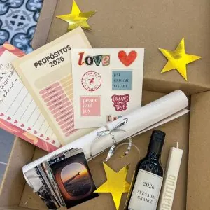 EVA;tarjeta de propósitos 2026, fotos y estrellas doradas en caja de regalo.
